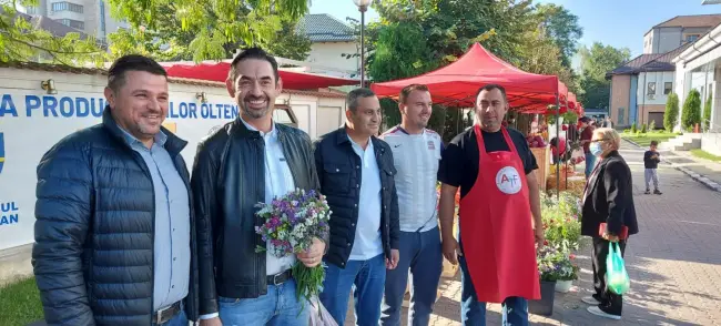 Foto FOTO. Piaţa Producătorilor Agricoli, la a doua ediţie. Marius Oprescu şi Emil Moţ, printre cumpărători