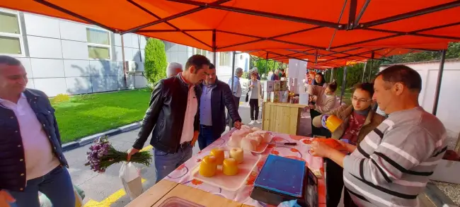 Foto FOTO. Piaţa Producătorilor Agricoli, la a doua ediţie. Marius Oprescu şi Emil Moţ, printre cumpărători