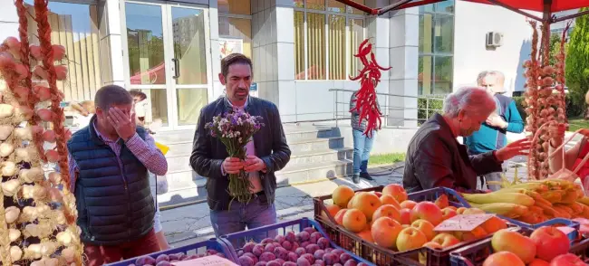 Foto FOTO. Piaţa Producătorilor Agricoli, la a doua ediţie. Marius Oprescu şi Emil Moţ, printre cumpărători