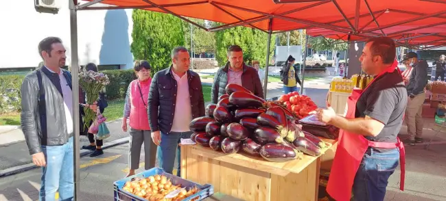 Foto FOTO. Piaţa Producătorilor Agricoli, la a doua ediţie. Marius Oprescu şi Emil Moţ, printre cumpărători