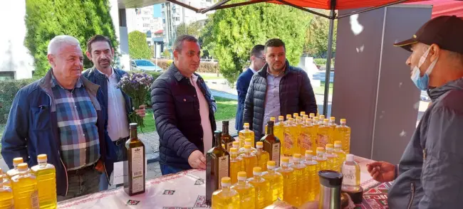 Foto FOTO. Piaţa Producătorilor Agricoli, la a doua ediţie. Marius Oprescu şi Emil Moţ, printre cumpărători