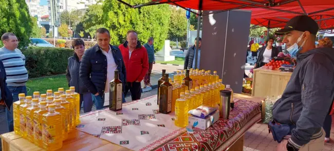 Foto FOTO. Piaţa Producătorilor Agricoli, la a doua ediţie. Marius Oprescu şi Emil Moţ, printre cumpărători