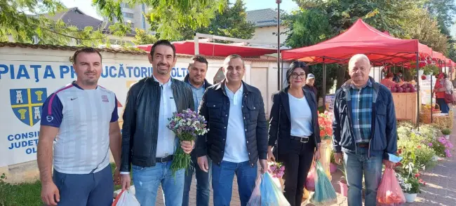 Foto FOTO. Piaţa Producătorilor Agricoli, la a doua ediţie. Marius Oprescu şi Emil Moţ, printre cumpărători