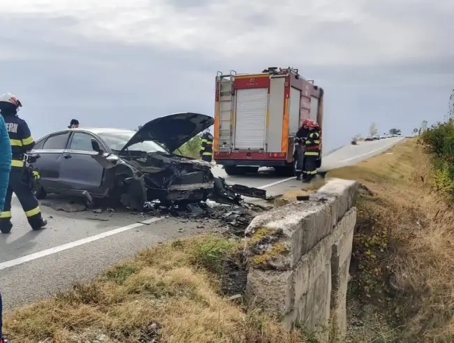 Foto VIDEO/FOTO. Accident pe DN 65. O femeie de 39 de ani,  transportată la UPU Slatina