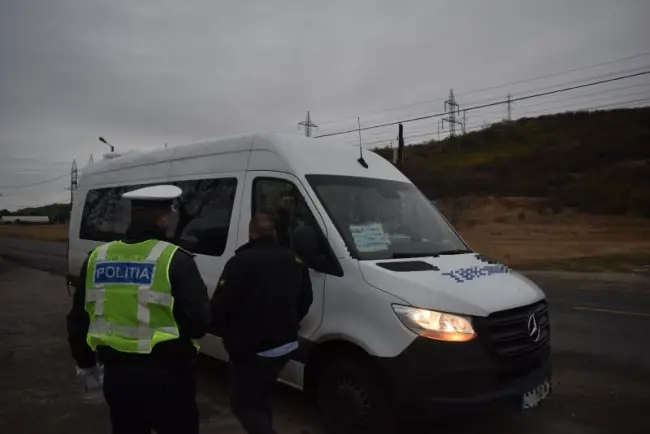 Foto FOTO. Acţiune printre transportatorii de persoane din Olt. Un şofer de autobuz, amendat pentru nepurtarea măştii 