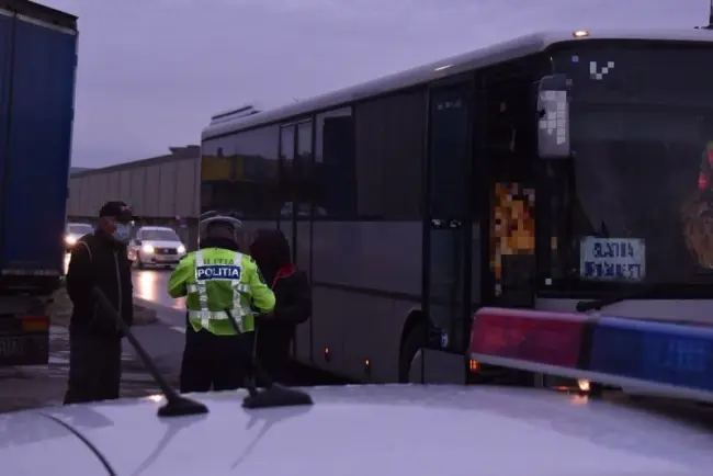 Foto FOTO. Acţiune printre transportatorii de persoane din Olt. Un şofer de autobuz, amendat pentru nepurtarea măştii 