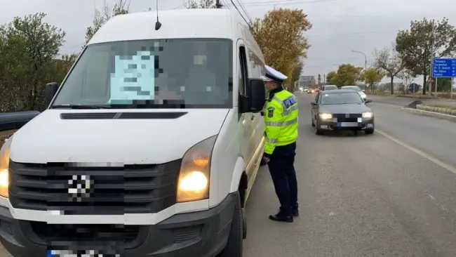 Foto FOTO. Acţiune printre transportatorii de persoane din Olt. Un şofer de autobuz, amendat pentru nepurtarea măştii 