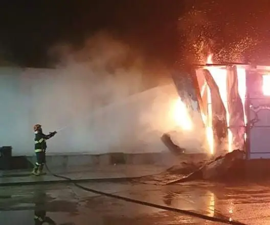 Foto VIDEO: Hală distrusă de un incendiu violent, la Caracal
