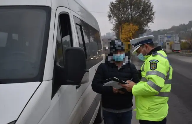 Foto FOTO/VIDEO. Razie la intrarea şi ieşirea din Slatina. S-au aplicat amenzi pentru nepurtarea măştii şoferilor şi pasagerilor din microbuze