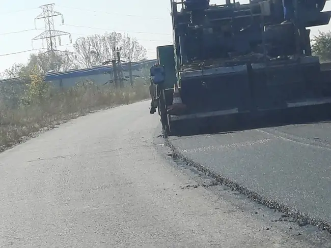 Foto FOTO. Au fost reluate lucrările de reabilitare a drumului dintre Slatina şi Slătioara, pe barajul de pe râul Olt