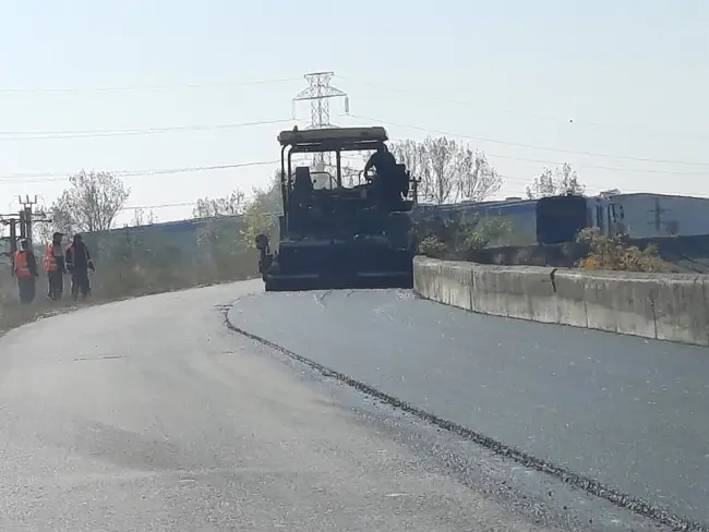 Foto FOTO. Au fost reluate lucrările de reabilitare a drumului dintre Slatina şi Slătioara, pe barajul de pe râul Olt