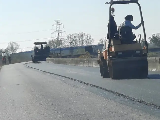 Foto FOTO. Au fost reluate lucrările de reabilitare a drumului dintre Slatina şi Slătioara, pe barajul de pe râul Olt