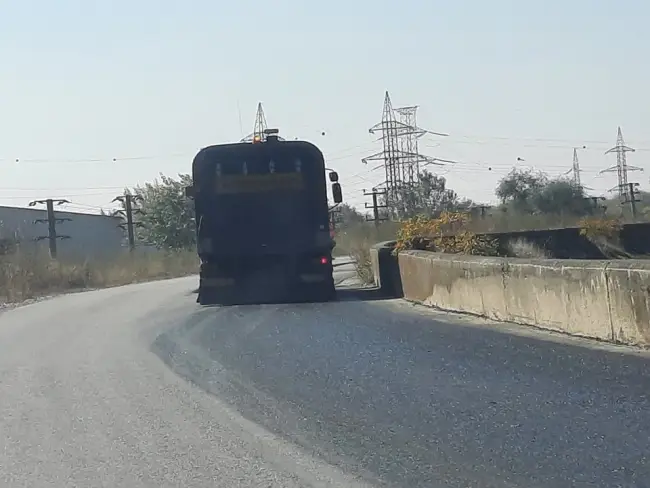 Foto FOTO. Au fost reluate lucrările de reabilitare a drumului dintre Slatina şi Slătioara, pe barajul de pe râul Olt