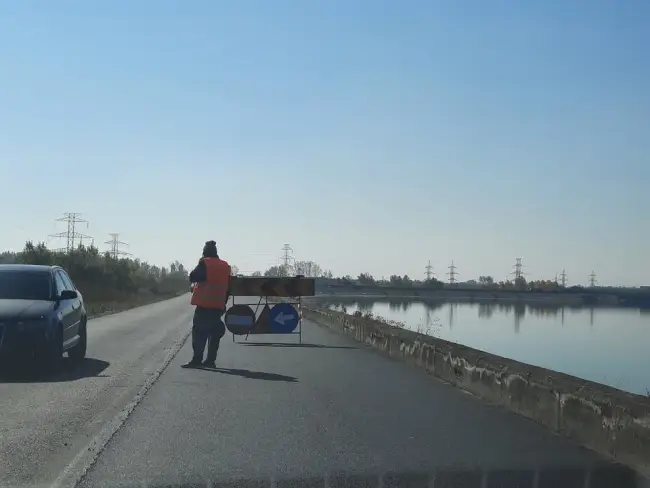 Foto FOTO. Au fost reluate lucrările de reabilitare a drumului dintre Slatina şi Slătioara, pe barajul de pe râul Olt