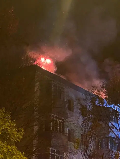 Foto VIDEO. Incendiu la acoperişul unui bloc din Slatina