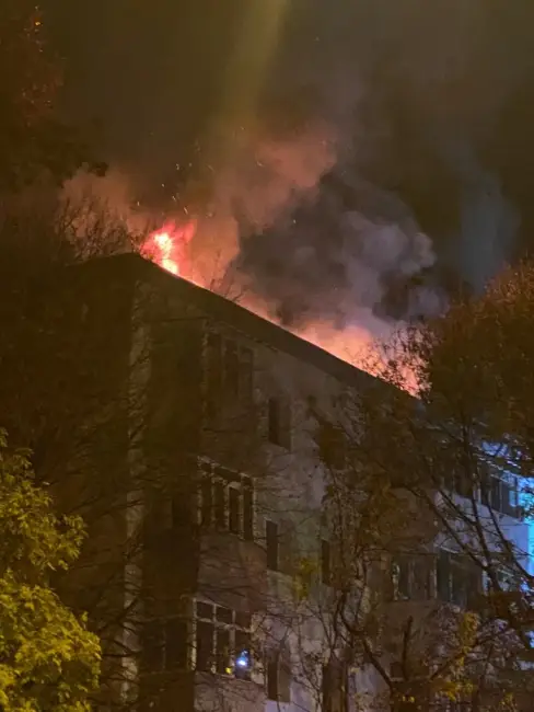 Foto VIDEO. Incendiu la acoperişul unui bloc din Slatina