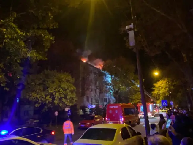 Foto VIDEO. Incendiu la acoperişul unui bloc din Slatina