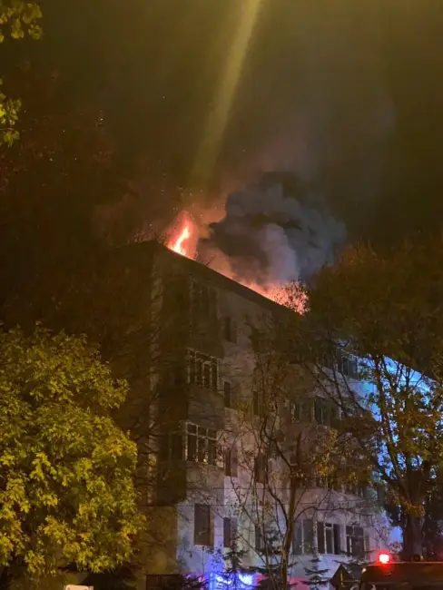Foto VIDEO. Incendiu la acoperişul unui bloc din Slatina