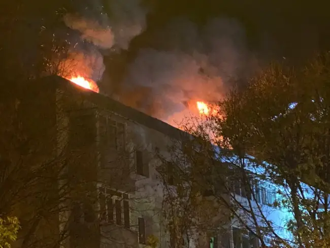 Foto VIDEO. Incendiu la acoperişul unui bloc din Slatina