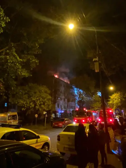 Foto VIDEO. Incendiu la acoperişul unui bloc din Slatina