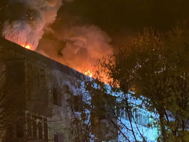 Foto VIDEO. Incendiu la acoperişul unui bloc din Slatina