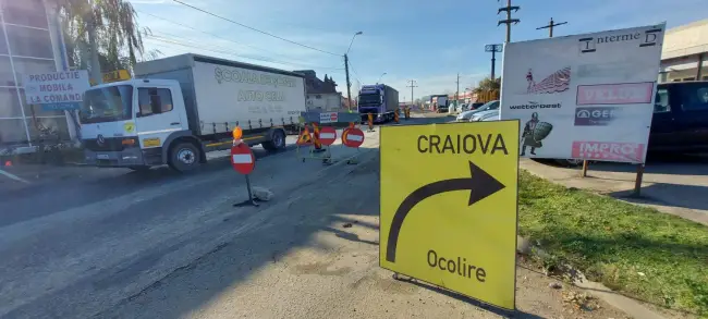 Foto FOTO. Lucrări de canalizare pe strada Oituz din Slatina. Traficul rutier este deviat pe o rută alternativă