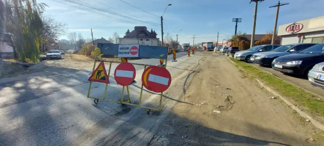 Foto FOTO. Lucrări de canalizare pe strada Oituz din Slatina. Traficul rutier este deviat pe o rută alternativă