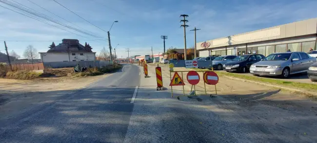 Foto FOTO. Lucrări de canalizare pe strada Oituz din Slatina. Traficul rutier este deviat pe o rută alternativă