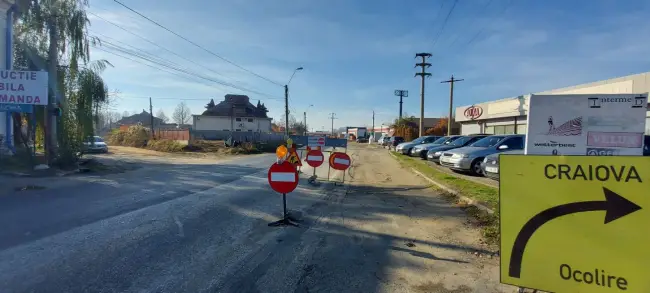 Foto FOTO. Lucrări de canalizare pe strada Oituz din Slatina. Traficul rutier este deviat pe o rută alternativă