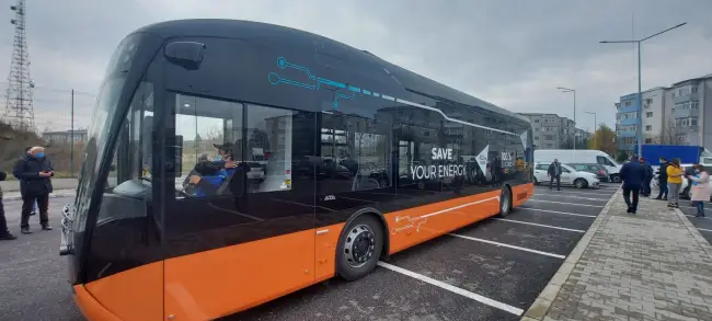 Foto FOTO. Primarul Emil Moţ a prezentat autobuzul electric cu care vor merge slătinenii, din decembrie