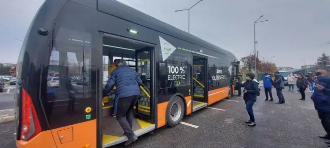 Foto FOTO. Primarul Emil Moţ a prezentat autobuzul electric cu care vor merge slătinenii, din decembrie