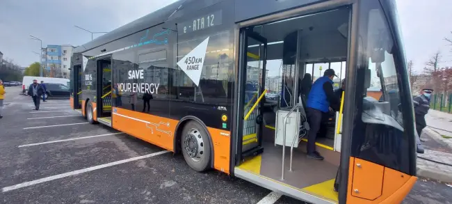 Foto FOTO. Primarul Emil Moţ a prezentat autobuzul electric cu care vor merge slătinenii, din decembrie