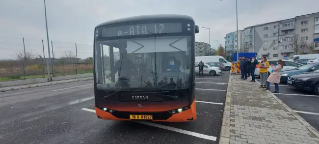 Foto FOTO. Primarul Emil Moţ a prezentat autobuzul electric cu care vor merge slătinenii, din decembrie