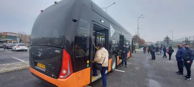 Foto FOTO. Primarul Emil Moţ a prezentat autobuzul electric cu care vor merge slătinenii, din decembrie