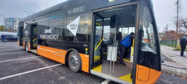 Foto FOTO. Primarul Emil Moţ a prezentat autobuzul electric cu care vor merge slătinenii, din decembrie