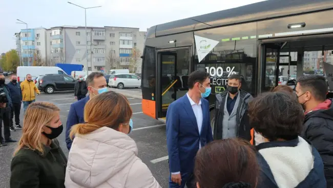 Foto FOTO. Primarul Emil Moţ a prezentat autobuzul electric cu care vor merge slătinenii, din decembrie