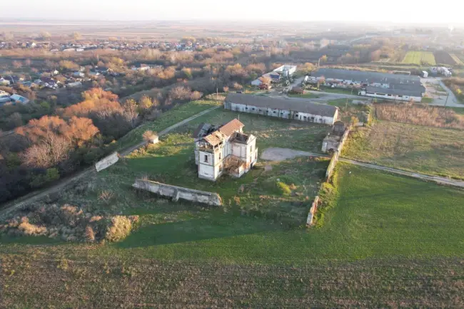 Foto Un ONG local restaurează Cula Călăţeanu din Piatra-Olt