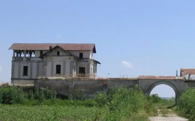 Foto Un ONG local restaurează Cula Călăţeanu din Piatra-Olt