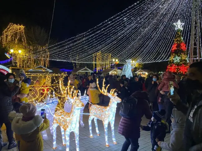 Foto Magia Sărbătorilor, la Caracal. S-a aprins iluminatul festiv (FOTO)