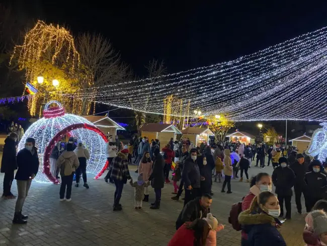 Foto Magia Sărbătorilor, la Caracal. S-a aprins iluminatul festiv (FOTO)