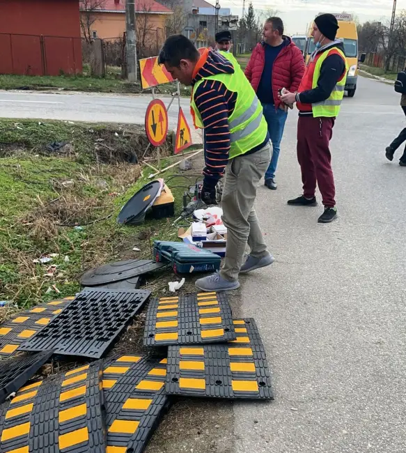 Foto FOTO. Limitatoare de viteză suplimentare, montate în intersecţia de la Recea