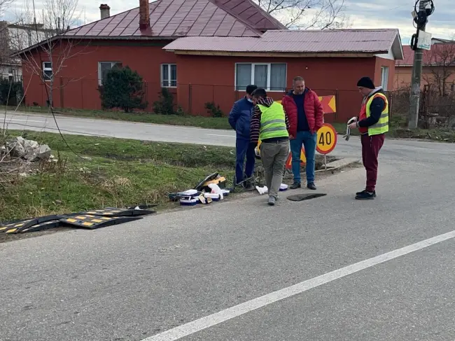 Foto FOTO. Limitatoare de viteză suplimentare, montate în intersecţia de la Recea