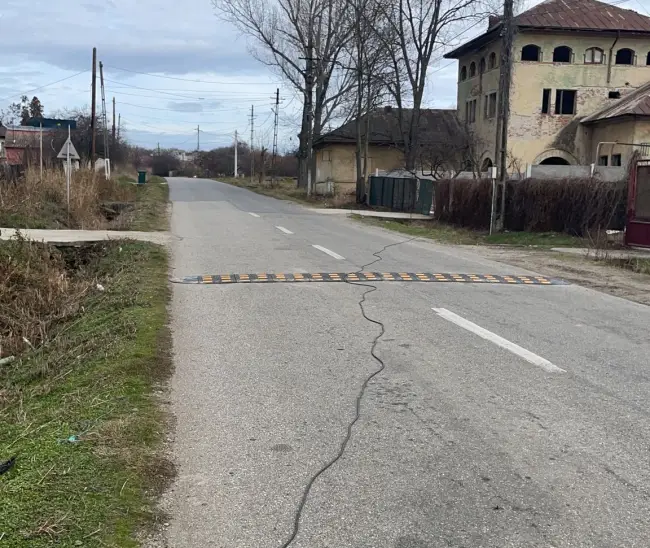 Foto FOTO. Limitatoare de viteză suplimentare, montate în intersecţia de la Recea