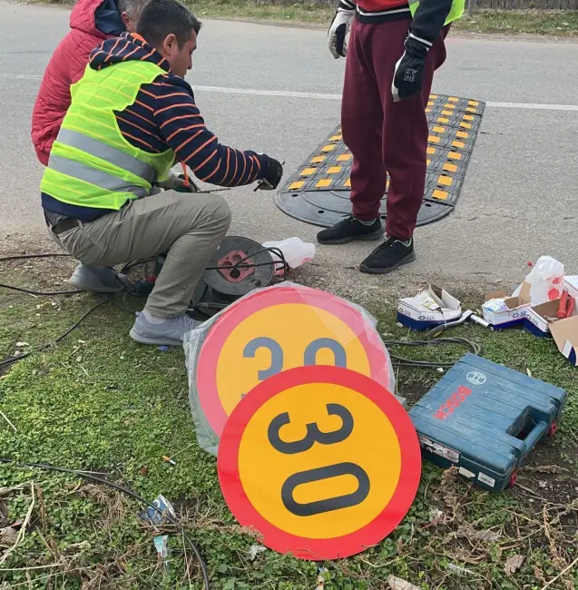 Foto FOTO. Limitatoare de viteză suplimentare, montate în intersecţia de la Recea