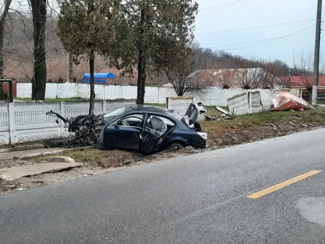 Foto FOTO. O tânără a intrat cu maşina într-un gard de beton, la Curtişoara