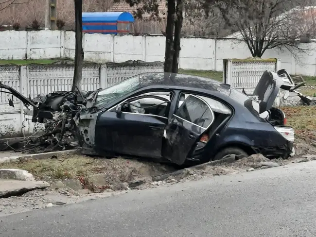 Foto FOTO. O tânără a intrat cu maşina într-un gard de beton, la Curtişoara