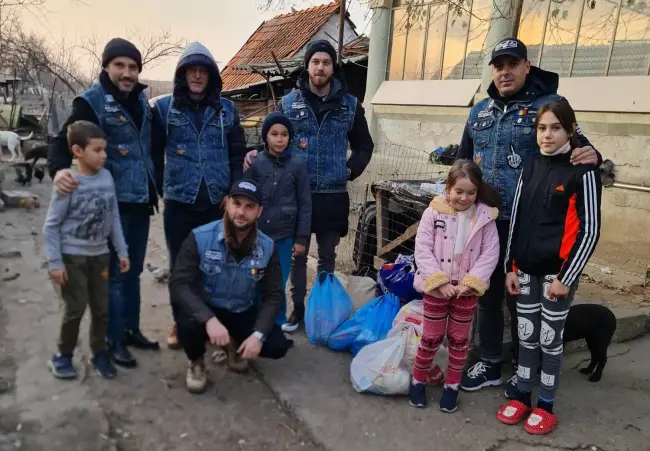 Foto   Familii nevoiaşe din Găneasa, cadouri de la motocicliştii „South Side” Slatina