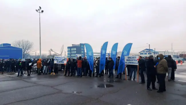 Foto FOTO&VIDEO. Protest la Alro. Sute de angajaţi au pichetat sediul companiei