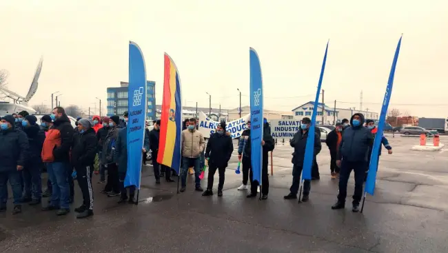 Foto FOTO&VIDEO. Protest la Alro. Sute de angajaţi au pichetat sediul companiei