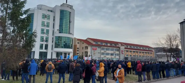 Foto FOTO&VIDEO. Muncitorii Alro, dar şi de la alte fabrici din Slatina, pichet la Prefectură: Salvaţi industria aluminiului